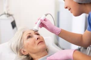 La médecine anti-âge : une solution contre les signes du vieillissement ?